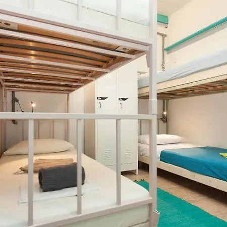 Hotel Roundabout -
